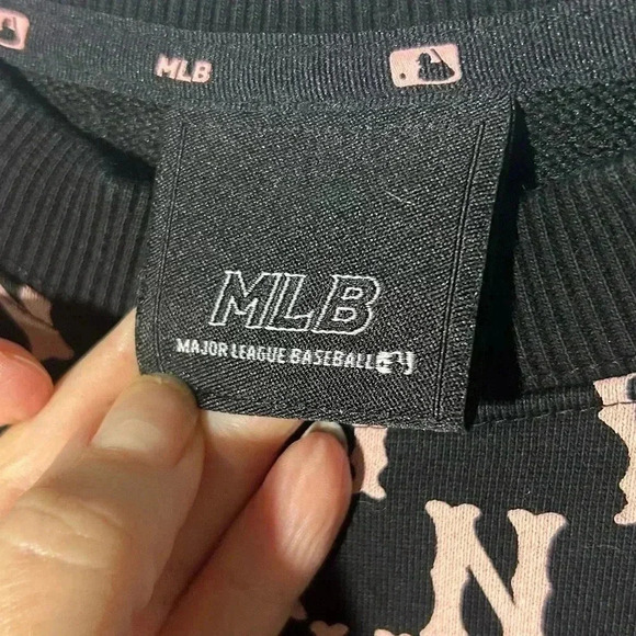 MLB New York YANKEES Monogram Embossed Sweatshirt Small Black & Pink Baseball - Picture 4 of 13